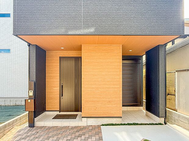 D号棟【玄関】玄関はおうちの顔と言われます。玄関アプローチは、外観デザインの印象を左右します。ご家族の個性を出しながら、素敵な玄関でお客様をお迎えしてください。
