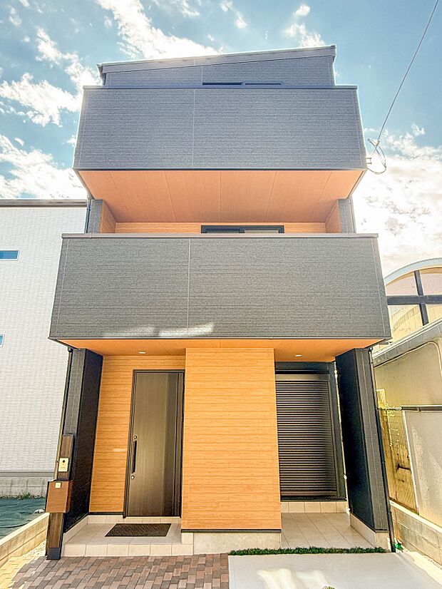 D号棟【外観】堂々たる趣ながら、主張し過ぎずどこか余裕を感じさせるシャープなフォルムで佇む邸宅は、晴天の空と照らし合わせる事で、本来あるべき完成形の姿を見せてくれます。