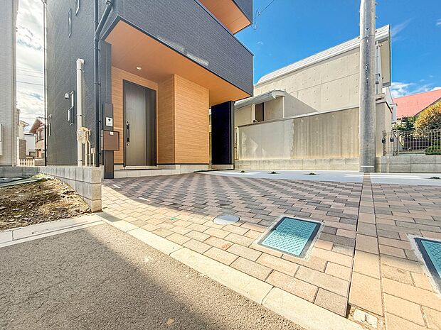 D号棟【駐車場】毎日の生活にマイカーが必須という方は、購入を検討する際、駐車場があることは大事な条件です。毎日の通勤や家族の送迎、買い物やお出かけなどクルマのある暮らしを満喫したい方は要チェ…