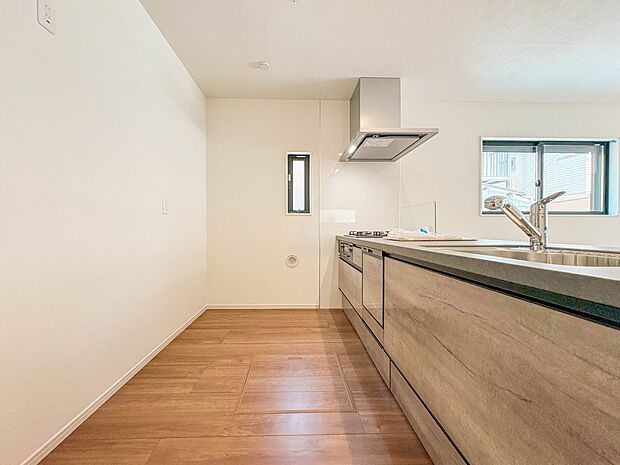 【キッチン】ナチュラルな自然光の中での調理。会話が弾む対面型キッチン。お洒落な食器類を余裕で収納できるスペース。動きやすい女性目線のキッチン動線。これからはお料理をつくる時間が劇的に変わりま…