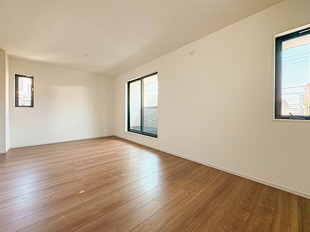 【主寝室7帖+3.7帖】大きな窓からたっぷりと陽光が注がれる明るい空間。