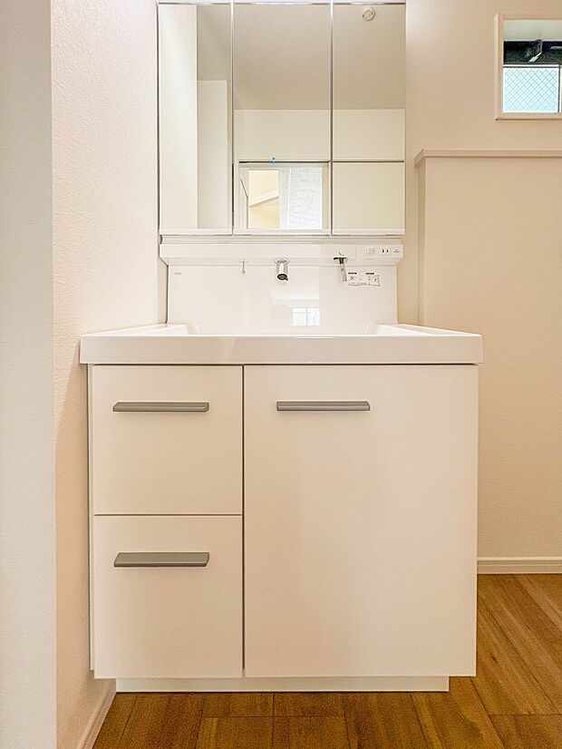 【洗面台】 十分な大きさの洗面台は、身だしなみチェックや歯磨きなど、朝の慌ただしい時間でもホテルライクなスペースで余裕とゆとりを感じて頂けます。