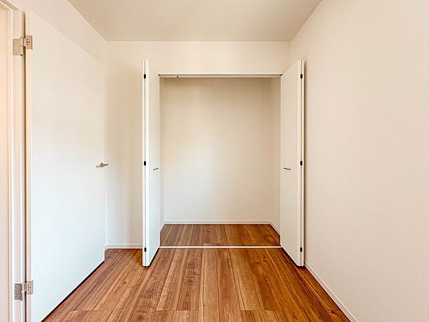 【収納】各部屋を最大限に広く使って頂ける様、全居住スペースに収納付。プライベートルームはゆったりと快適に。