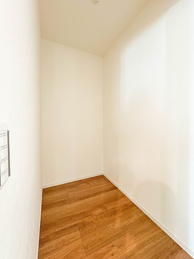 【WIC(ウォークインクローゼット)】1階のLDK隣接のWIC。使い方が広がる。