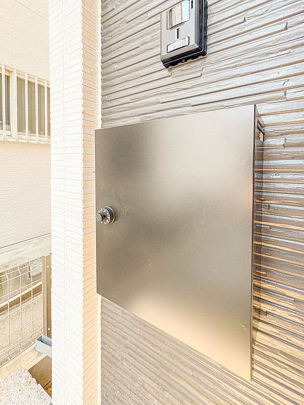 【郵便ポスト】シンプルかつシャープな郵便ポスト。