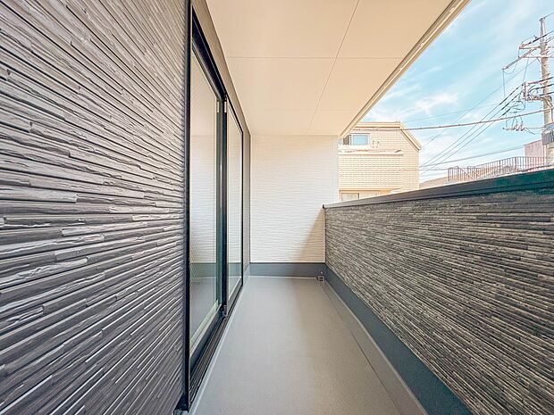 【バルコニー】 バルコニーから差し込む陽光・通風は、住環境・快適性と共に有り続ける貴重な「財産」です。