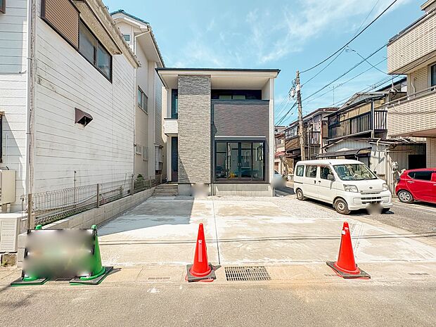 【駐車場】カースペース2台可/駐輪スペース。広々カースペースです。自転車、バイクなども置き場に困りません。