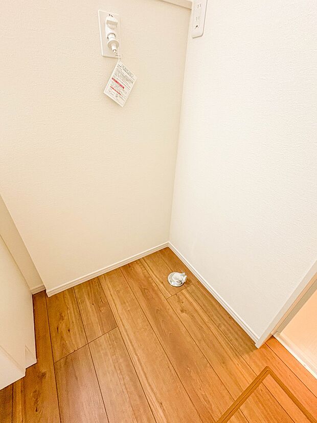 【ランドリースペース】毎日使う洗濯機。しっかりと奥行きのある置き場が確保されています。