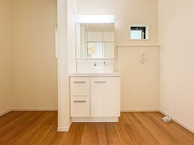 【脱衣所】脱衣所、洗面所は小さなプライベートスペース。歯磨き、洗顔と毎日施す個人空間。
