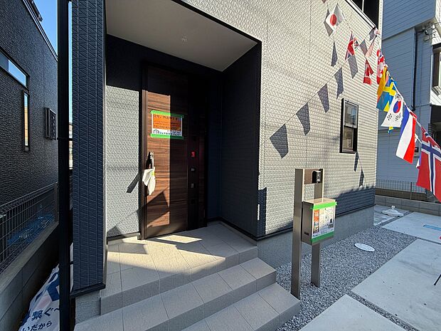 【玄関】家の顔となる玄関は、高いデザイン性が求められます。高級感と断熱性、防犯性に優れた玄関ドアを標準装備。ピッキング対策のセキュリティサムターン等、防犯に考慮しました。