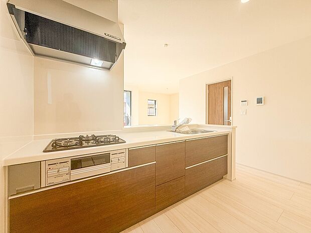 【キッチン】カウンターキッチンは広くて収納力もあるので、快適に料理をすることができます。食器や炊事用具を手の届くところに配置しやすいため調理もスピーディーですよ。