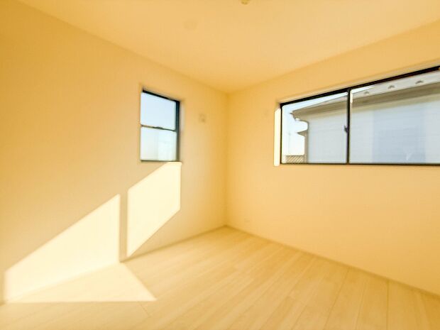 【寝室】シンプルな内装はおしゃれのポイントです。シンプルは華美より飽きがこないからです。色や模様でおしゃれ感をだす。それがシンプルイズビューティーです。