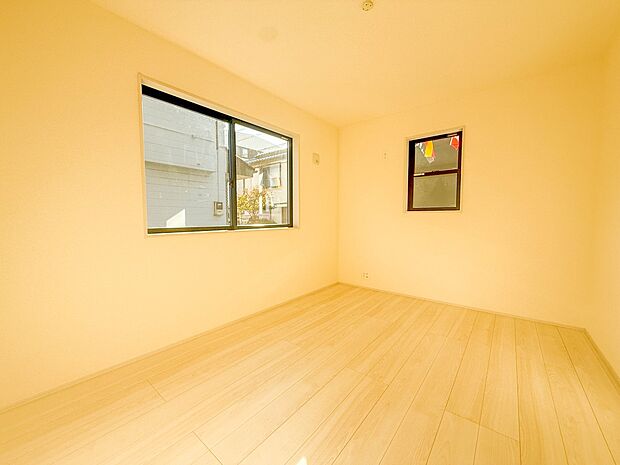 【子供部屋】お子様のお部屋にぴったりなクロークを備えたフローリング仕様の洋室です。