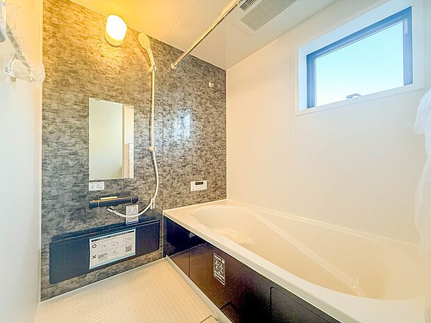 【浴室】1日の疲れを癒すバスルームは、心地よいリラックスを叶える清潔感溢れる美しい空間。