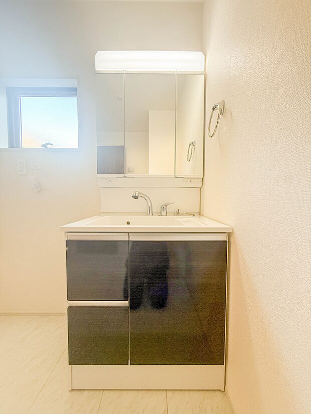 【三面鏡洗面化粧台】  ミラーを手前に引けば、楽な姿勢で髭剃りやメイクができます。合わせ鏡にすればヘアスタイルのチェックもラクラク。洗面化粧台のミラー裏にはたっぷり入る収納スペースを設けてい…