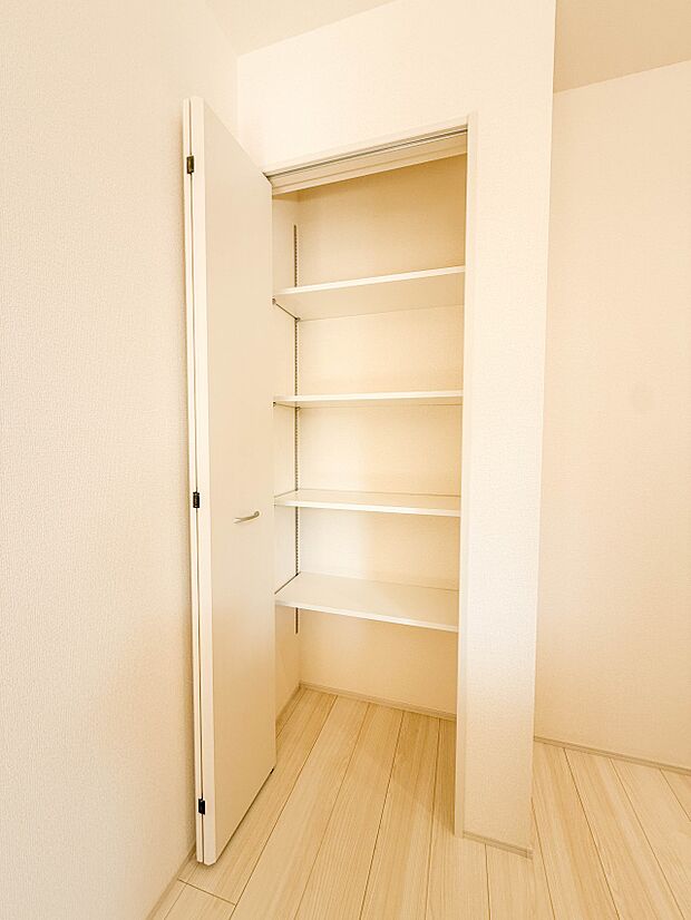 【パントリー（食料庫）】常温保存できるパン、お米、調味料、缶詰など、日常的に使うものや未開封の食品の収納にぴったり。棚にものを並べて収納すれば、何が足りないのかひと目で確認できます。