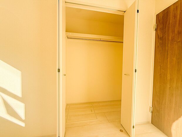 【収納】限られたスペースを有効に活用できる壁面クローゼット。