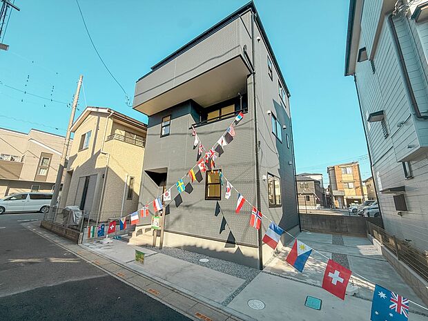 【前面道路】陽当りや通風性など各所に施された工夫で住みやすさを実現。部屋の大きさや周辺環境・街並など、資料には掲載していない情報が現地にはたくさんございます。是非ご確認下さい。