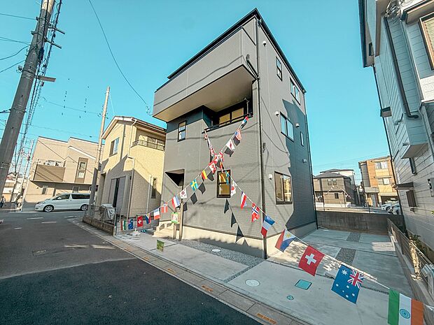 【外観】家族の温かさと陽光の暖かさ、楽しい毎日と明るい未来を予感させる「空間が織り成すひとつ先の住み心地」を演出します。