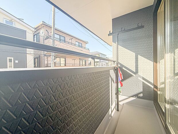 【バルコニー】  バルコニーから差し込む陽光・通風は、住環境・快適性と共に有り続ける貴重な「財産」です。