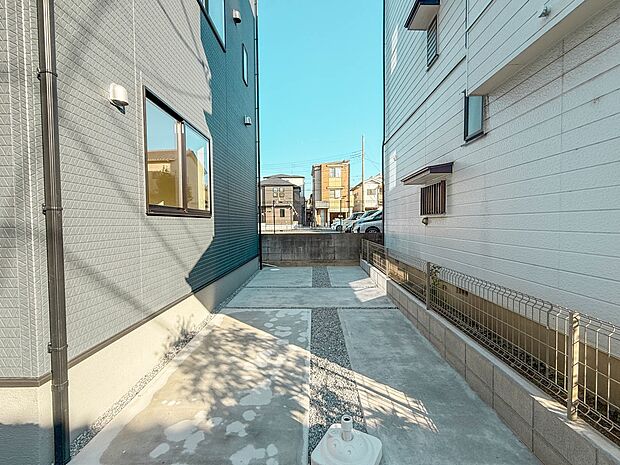 【駐車場】毎日の生活にマイカーが必須という方は、購入を検討する際、駐車場があることは大事な条件です。毎日の通勤や家族の送迎、買い物やお出かけなどクルマのある暮らしを満喫したい方は要チェック。…