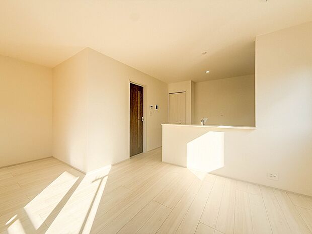 【リビングダイニング】リビングにいるお子様と会話をしながら家事ができるカウンターキッチン。いま手があいているか、忙しそうなのか相手の様子を伺いながらコミュニケーションをとる訓練にもなります。…