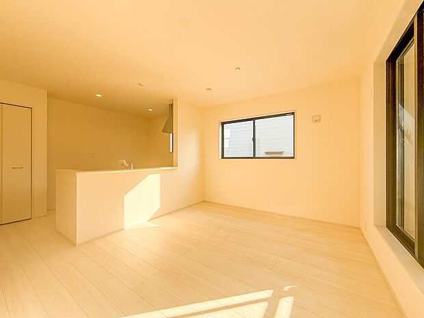 【ダイニングキッチン】ナチュラルな自然光の中での調理。お洒落な食器類を余裕で収納できるスペース。動きやすい女性目線のキッチン動線。これからはお料理をつくる時間が劇的に変わります。