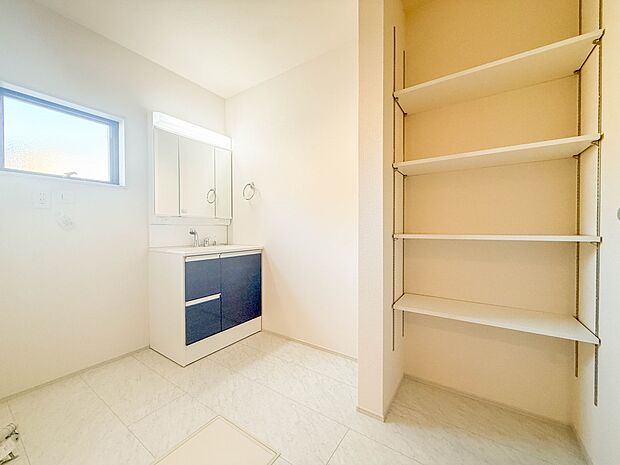 【脱衣所】洗面所は小さなプライベートスペース。歯磨き、洗顔と毎日施す個人空間。