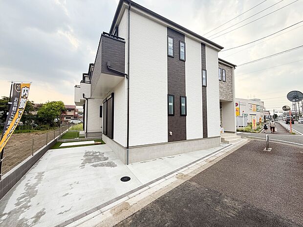 D号棟【玄関】家の顔となる玄関は、高いデザイン性が求められます。高級感と断熱性、防犯性に優れた玄関ドアを標準装備。ピッキング対策のセキュリティサムターン等、防犯に考慮しました。