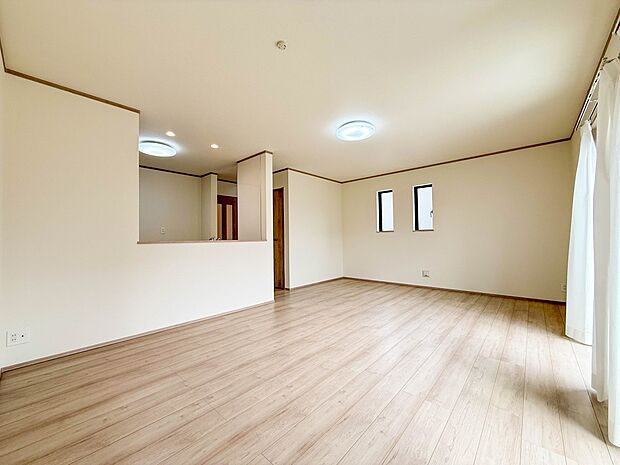 D号棟【LDK17.5帖】リビングルームの窓を開けると心地よい南風が入ってくる。キッズルームの窓を開けるとやさしい微風が入ってくる。家の中に風の道がある。風を生活の中で体験できる家。