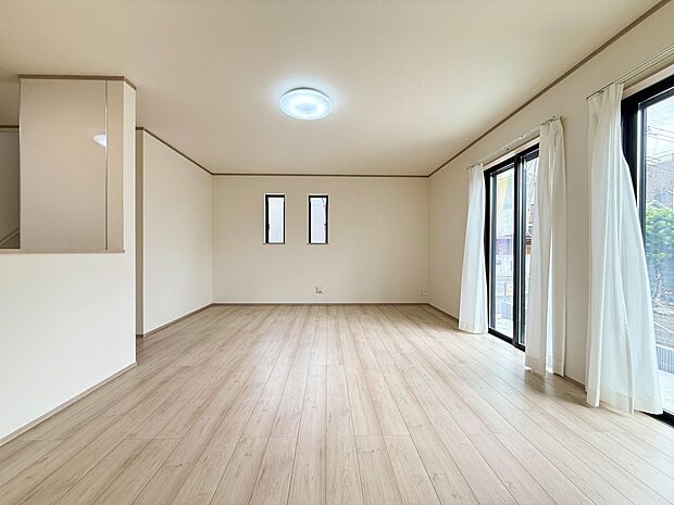 D号棟【LDK17.5帖】うららかな陽射しがどのお部屋にも降り注ぎますように、快適さを追求した間取設計。得難い立地環境での生活を恵みの豊かな永住の地へと変えてくれます。