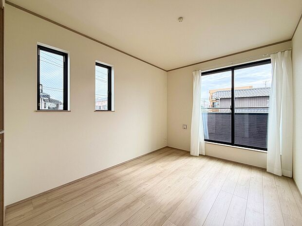 D号棟【6帖 寝室】大きな窓からたっぷりと陽光が注がれる明るい空間。