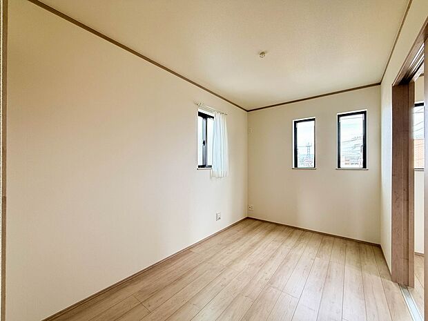 D号棟【5.5帖 子供部屋】クロークを備えたフローリング仕様の洋室です。