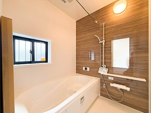 D号棟【浴室】きっとあなたのバスタイムも単なる習慣から特別な時間に変わるはず。一日の汚れとともに疲れを洗い流し、眠りに就く前の大事なリラックスタイムを演出