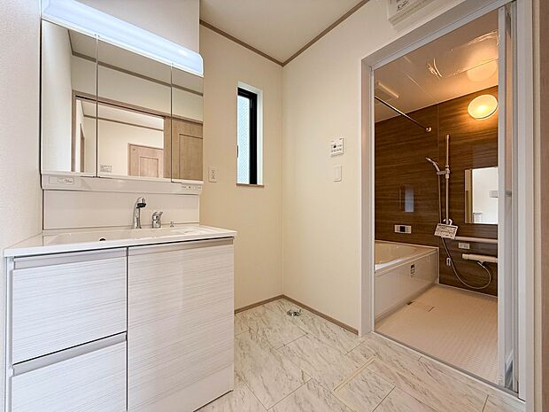 1号棟【洗面台】十分な大きさの洗面台は、身だしなみチェックや歯磨きなど、朝の慌ただしい時間でもホテルライクなスペースで余裕とゆとりを感じて頂けます。