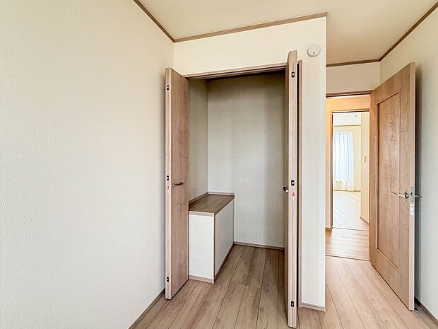 D号棟【収納】壁面クローゼットのメリットは、衣類が横一列に並ぶためひと目で洋服が選びやすいこと。衣類をたくさんお持ちの方も、限られたスペース内に無理なく収納することができます。