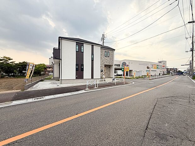 D号棟【前面道路 幅員6m】車の通行が少ないので、静かな住環境を維持することができます。