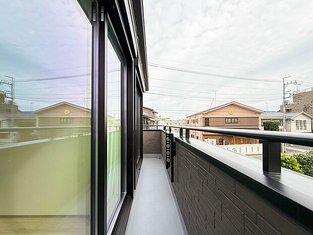 D号棟【バルコニー】朝の澄んだ空気や、夕方に吹く清々しい風を五感で感じられるバルコニー。屋外にあって、住まいの中でも本当の自然を感じられるスペースです。