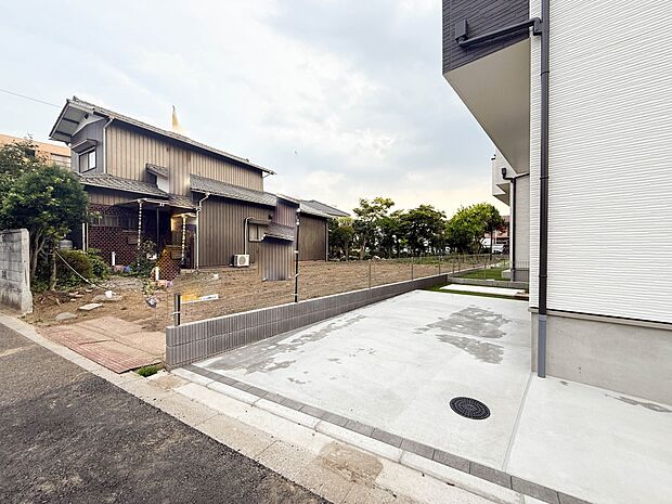 D号棟【駐車場】日々の暮らしにマイカーが必要。そんな方は物件の購入条件に駐車場は必須です。通勤に、家族のお迎えに、お買物に、おでかけに、クルマライフを楽しみたい方に。