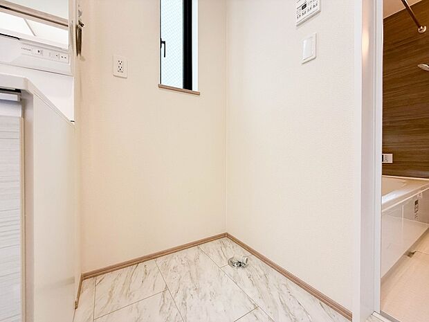 D号棟【ランドリースペース】毎日使う洗濯機。しっかりと奥行きのある置き場が確保されています。