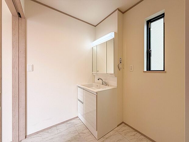 D号棟【脱衣所】脱衣所、洗面所は小さなプライベートスペース。歯磨き、洗顔と毎日施す個人空間。