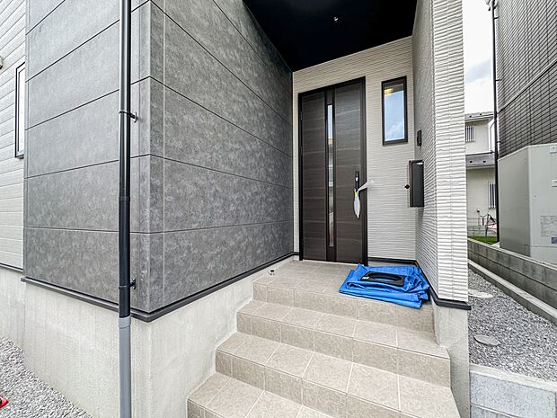 【玄関】家の顔となる玄関は、高いデザイン性が求められます。高級感と断熱性、防犯性に優れた玄関ドアを標準装備。ピッキング対策のセキュリティサムターン等、防犯に考慮しました。