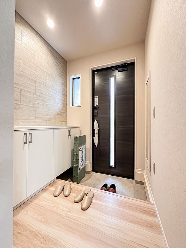 【シューズボックス（下駄箱）】  大型のシューズボックスには靴やブーツ、サンダルはもちろん、ハンカチや手袋、バック類などのお出かけ用品、印鑑や朱肉なども収納可能です。