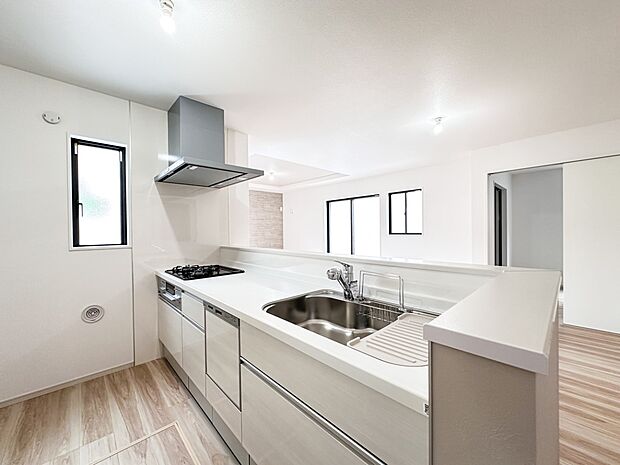 【キッチン】ナチュラルな自然光の中での調理。会話が弾む対面型キッチン。お洒落な食器類を余裕で収納できるスペース。動きやすい女性目線のキッチン動線。これからはお料理をつくる時間が劇的に変わりま…