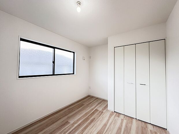 昨今のトレンドになりつつあるのが、広過ぎず、快適すぎない子ども部屋。勉強と寝るだけの部屋にすることで閉じこもりがなくなり、リビングで過ごす時間が増えると言われています。