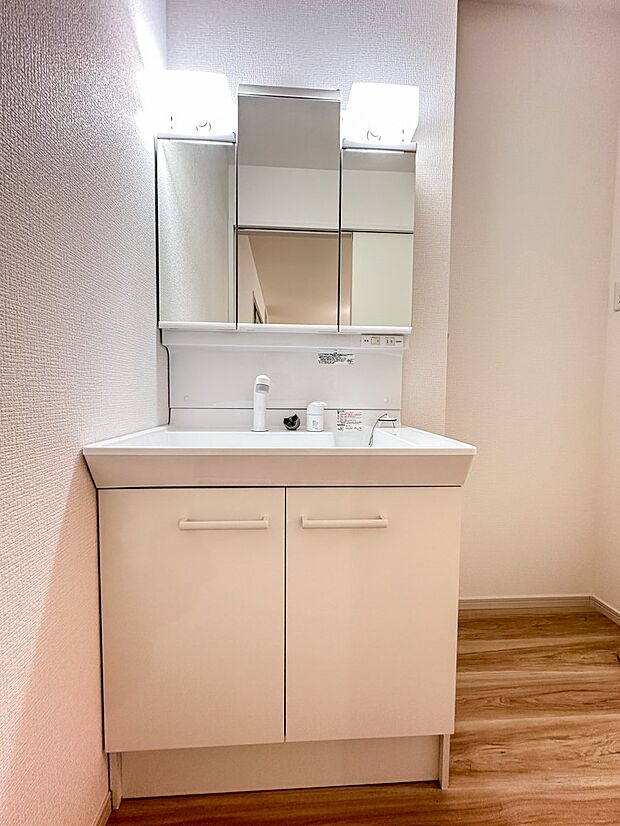 【洗面台】 十分な大きさの洗面台は、身だしなみチェックや歯磨きなど、朝の慌ただしい時間でもホテルライクなスペースで余裕とゆとりを感じて頂けます。