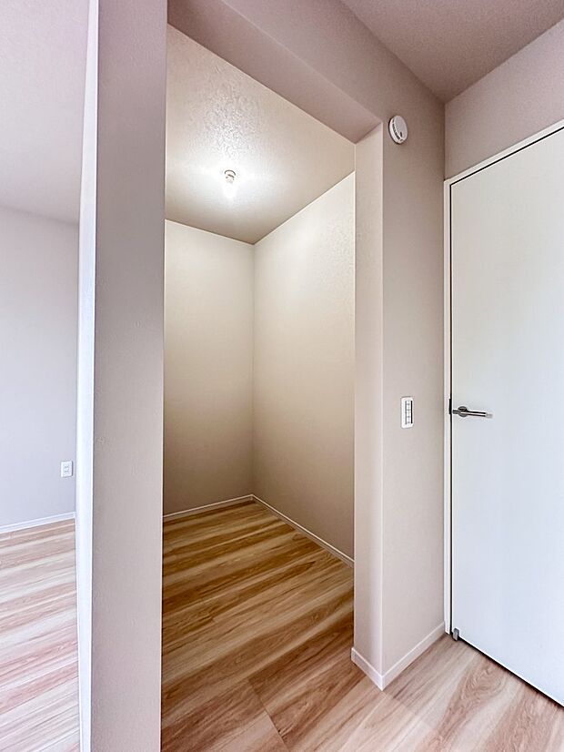 【WIC（ウォークインクローゼット）】  たくさんの洋服をかけてもシワになりにくいウォークインクローゼット。洋服以外にも、普段使わない家電やスーツケース、ストック品など何でも片付く嬉しい空間…