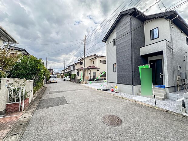 家の前をまっすぐの通りが走っている。クルマは少なく、人々は毎朝、ウォーキング、ジョギング、犬の散歩など、フリーな朝時間を過ごしている。