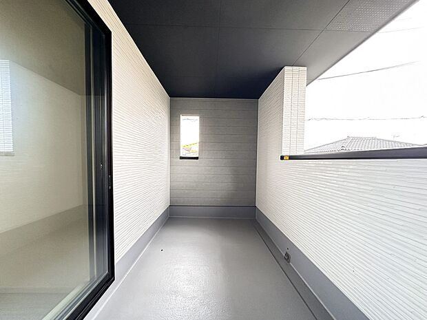 【バルコニー】  バルコニーから差し込む陽光・通風は、住環境・快適性と共に有り続ける貴重な「財産」です。