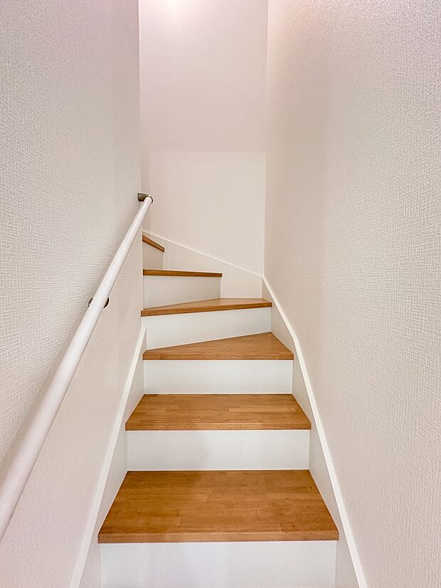 【手すり付階段】手すりがないと階段の昇り降りで危険なことはもちろん、壁に手をつきながら歩くことで壁紙が汚れやすくなります。すべての方に快適に昇り降りしていただくため、手すりを設置しました。